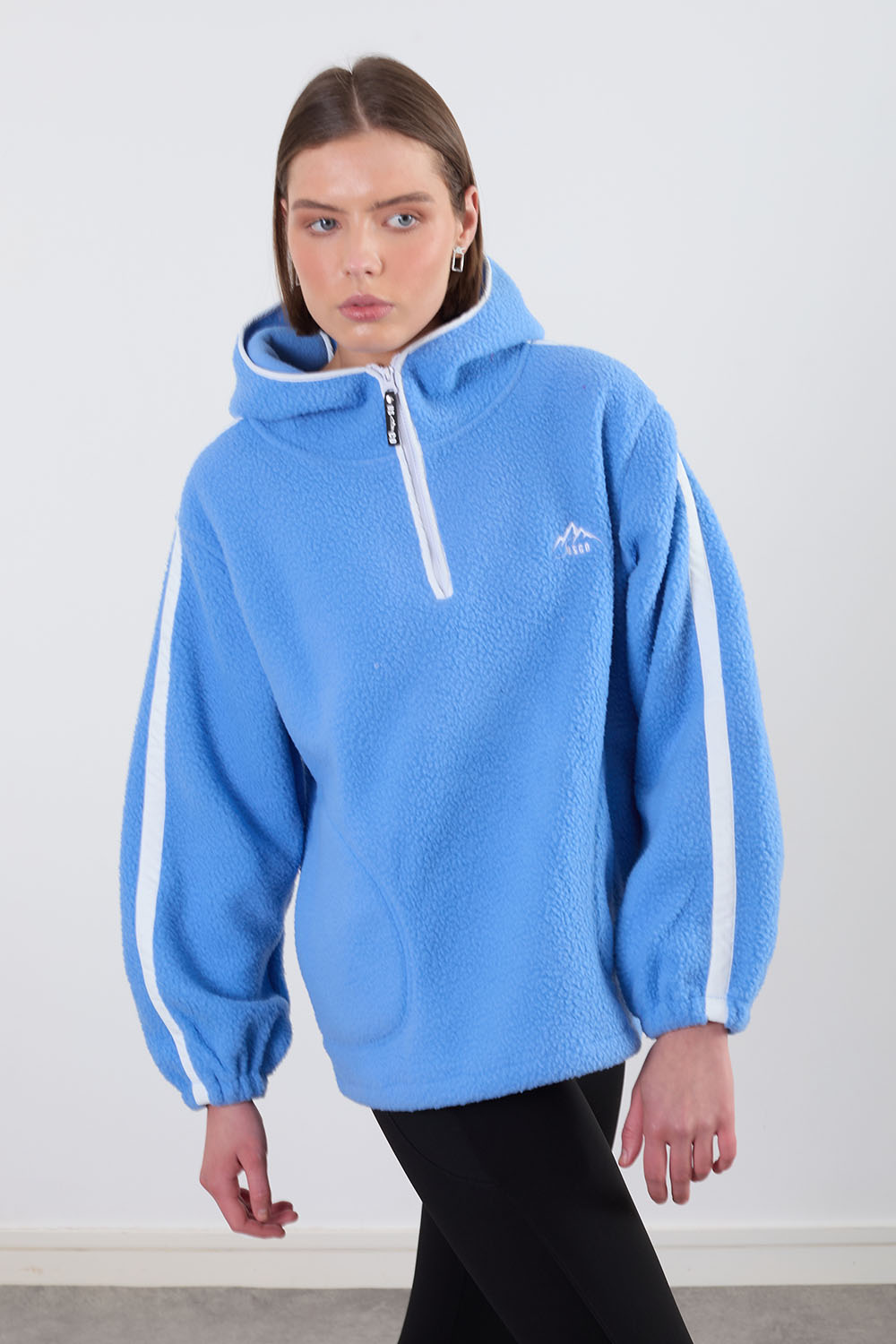 The Echo Fleece in Cornflower and white