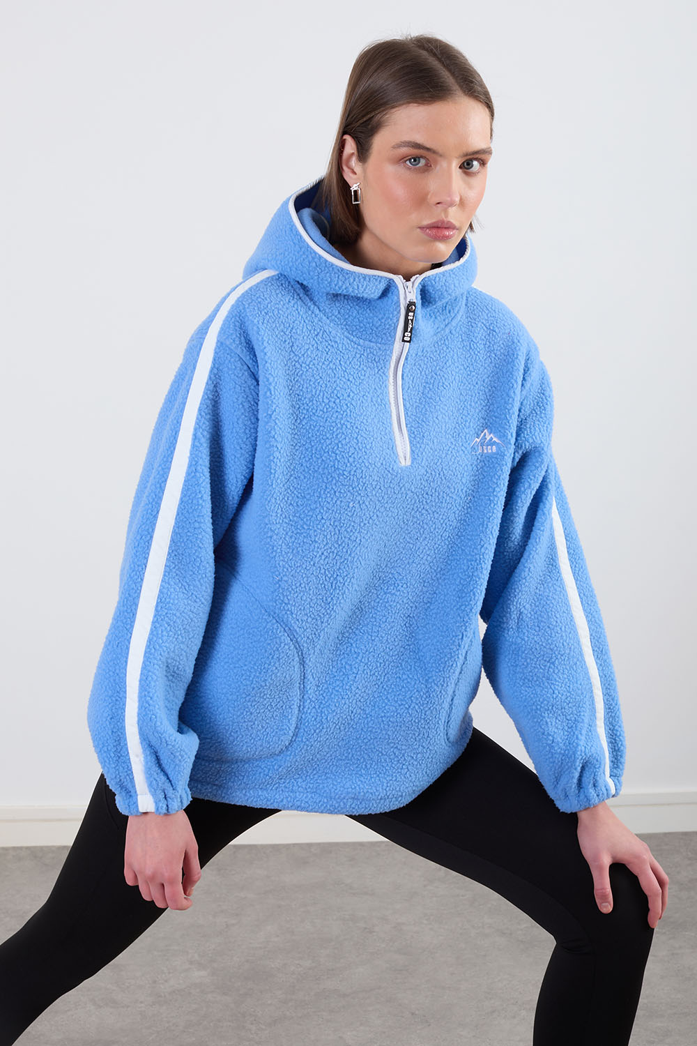 The Echo Fleece in Cornflower and white