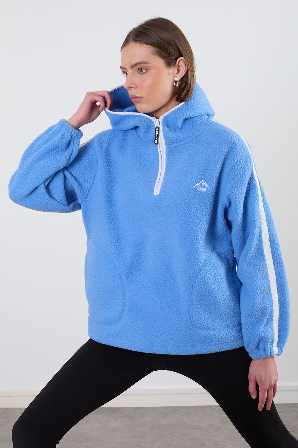 The Echo Fleece in Cornflower and white