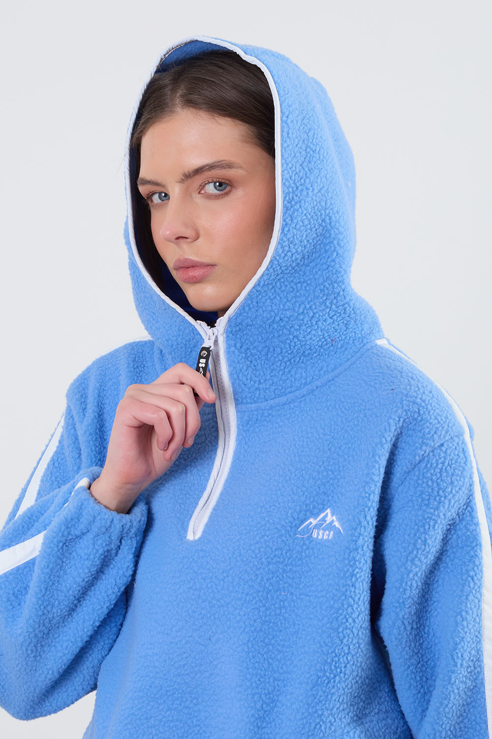 The Echo Fleece in Cornflower and white