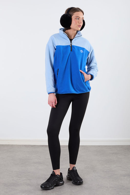 The Wander Fleece in Contrast Blue