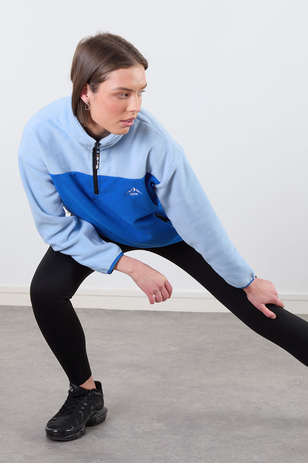 The Wander Fleece in Contrast Blue