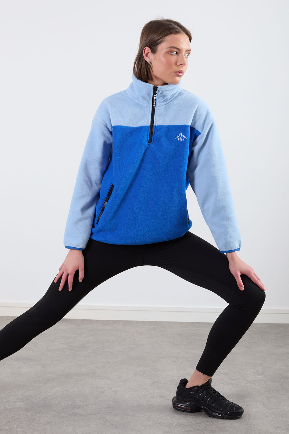 The Wander Fleece in Contrast Blue