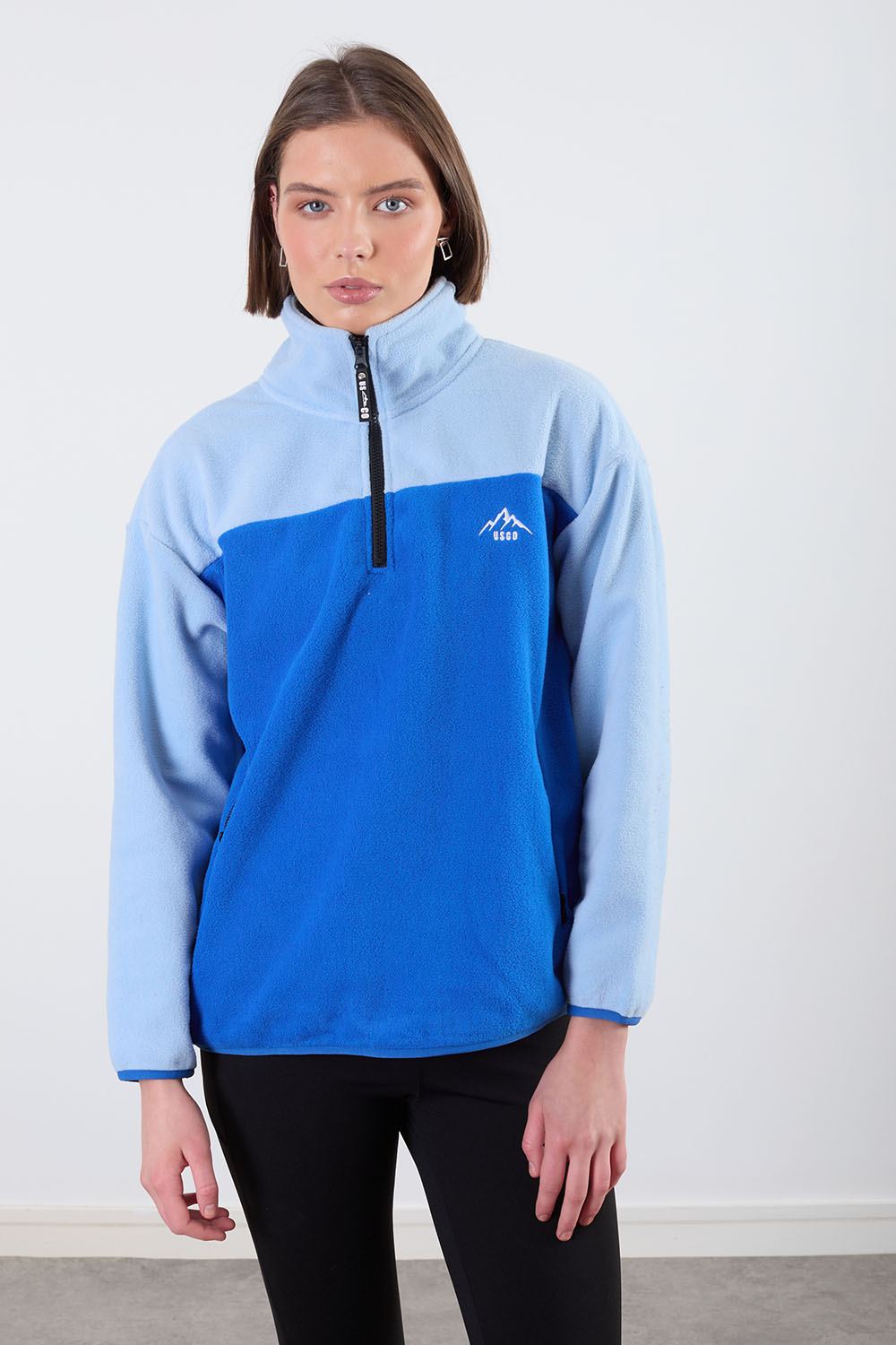 The Wander Fleece in Contrast Blue