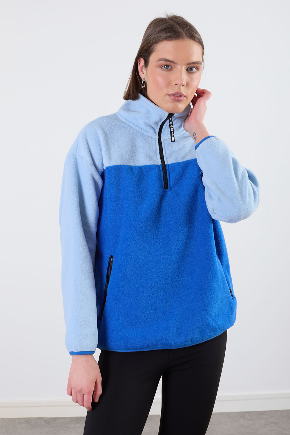 The Wander Fleece in Contrast Blue