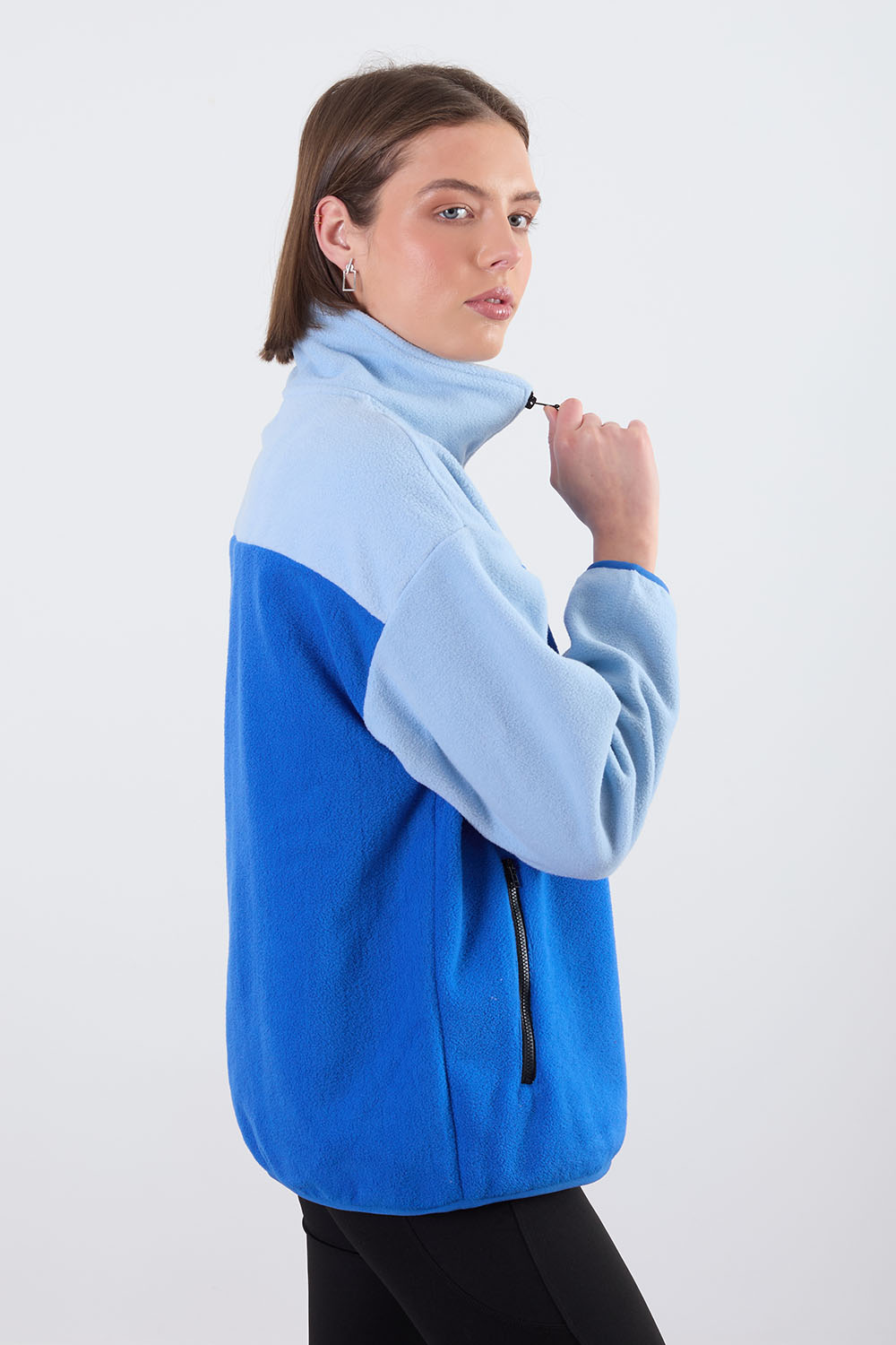 The Wander Fleece in Contrast Blue