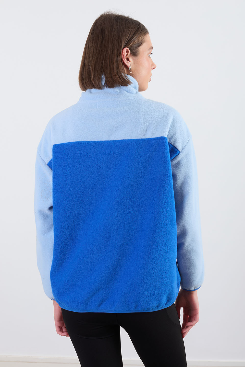 The Wander Fleece in Contrast Blue