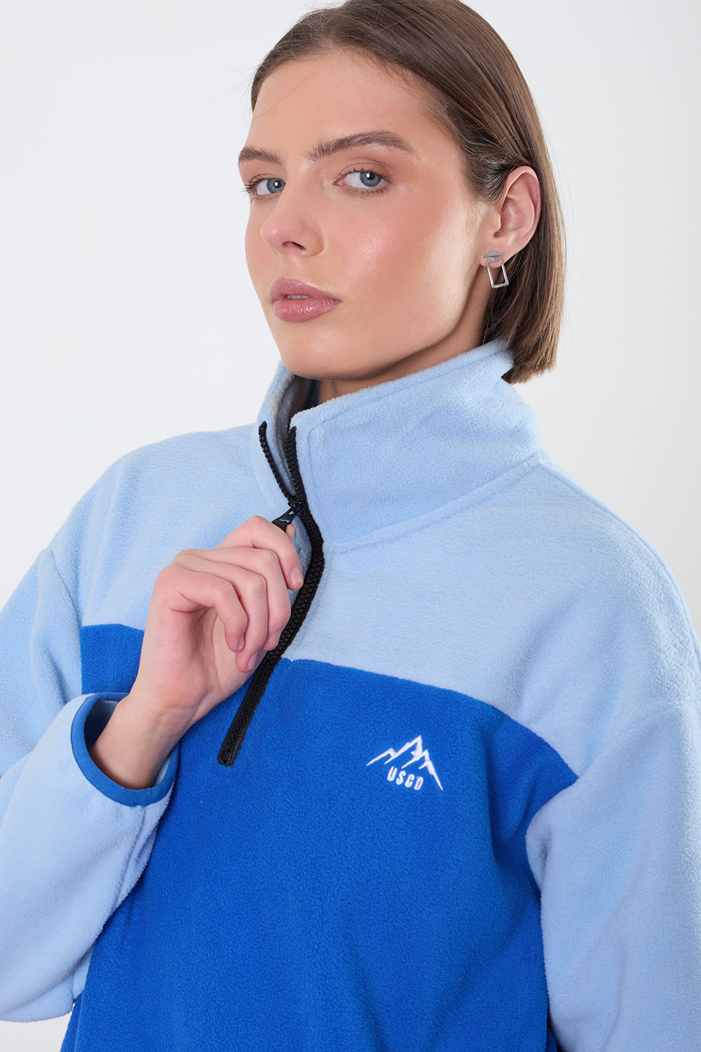 The Wander Fleece in Contrast Blue