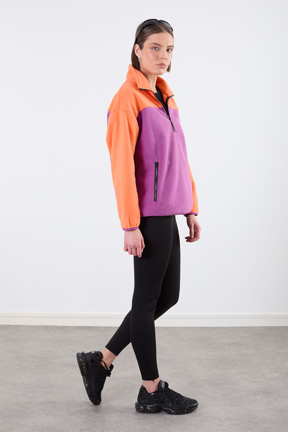 The Wander Fleece in Contrast Orange/Purple