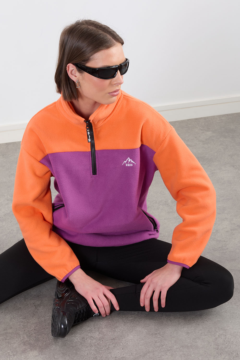 The Wander Fleece in Contrast Orange/Purple